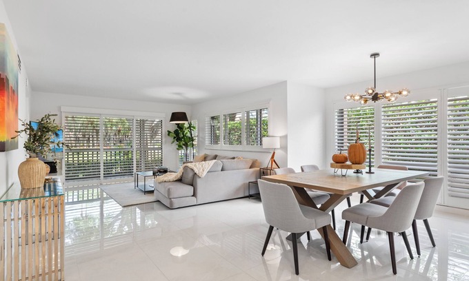 Hunt Club Condo | PGA National Private Entrance - 2023 Renovation - Corner Unit