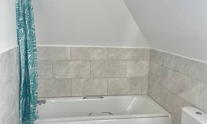Carshalton Central Apartment | Phlox Garden Flat 4