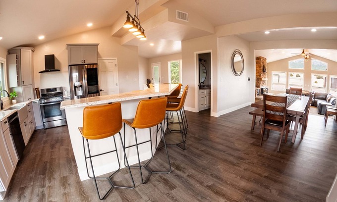 Canon City House | Piñon House - 5-bedroom home - Royal Gorge Cabins