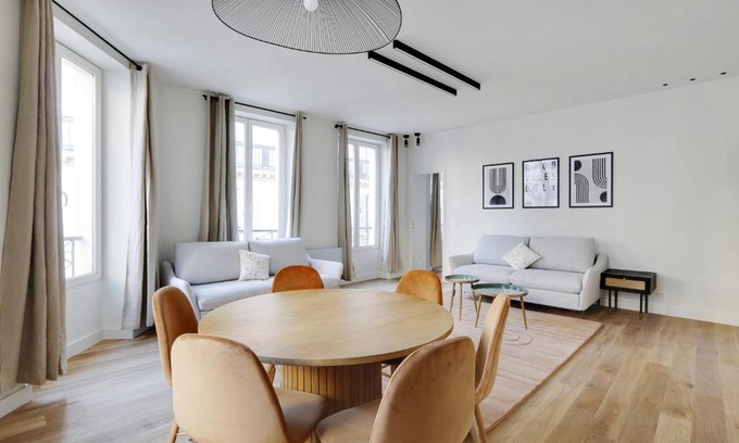 Quartier de la Porte-Saint-Denis Apartment | Pick A Flat's Apartments in Opéra - Rue d'Hauteville