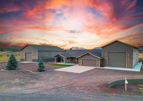 Flagstaff House | Pickleball at 7000ft Private home with Court