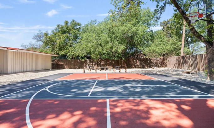 Lubbock House | Pickleball Court House Close to Tech and Hospitals