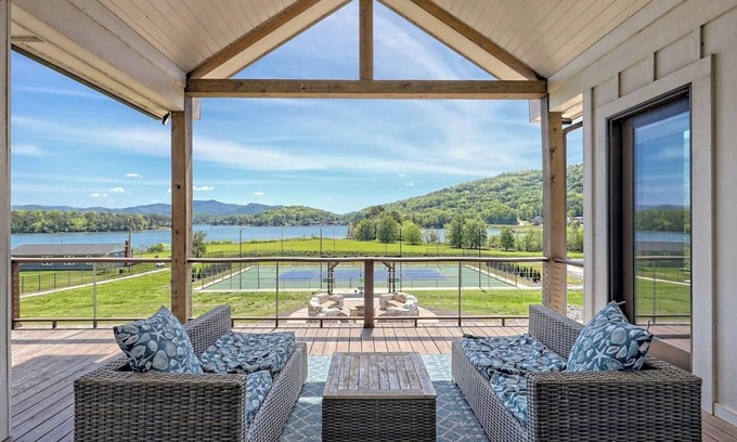 Young Harris House | Pickleball Paradise Resort - by Chatuge Home Concierge Tennis/pickleball court, hot tub, firepit, Basketball , ping pong