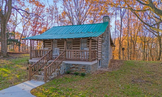 Fayetteville Cabin | Picturesque Cabin fireplace+wifi