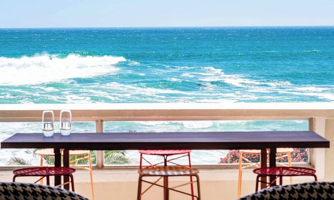 Sea Point Apartment | Picturesque Seaside Haven Aretzi