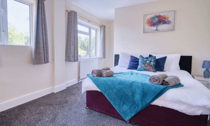 High Wycombe House | Pierocks Grove Entire house, Free Parking & WI-F
