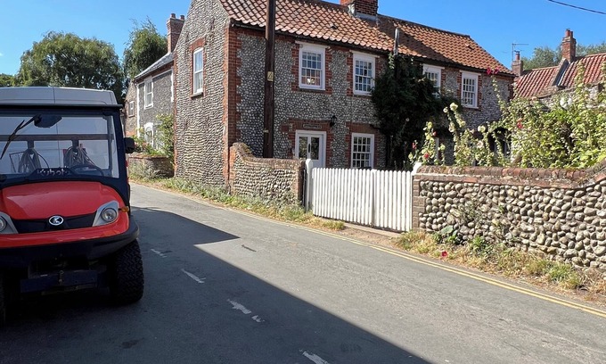 Holt Cottage | Pimpernel Cottage,Blakeney,2 bed,sleeps 3,courtyard,pub&quay a stones-throw.🌟
