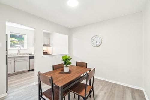 Newark Apartment | Pine Brook 1218 I Cozy & Comfy I Free Parking