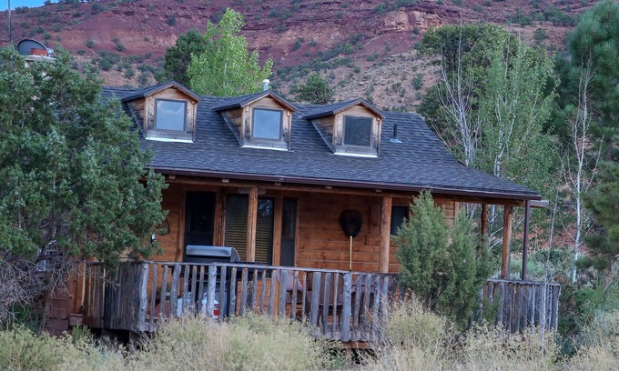 Torrey House | Pine cabin/Drk Sky/Wi-Fi/Dog Ok/Quiet