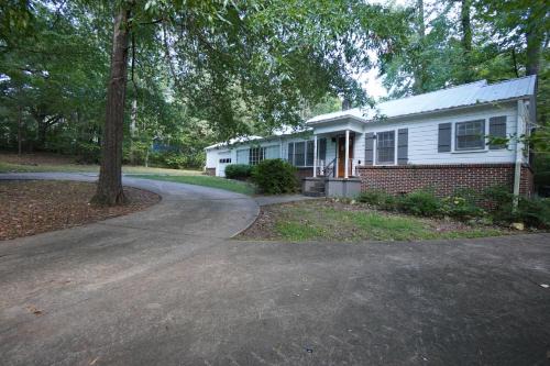 New Castle House | Pine Haven Getaway -Crib, Pets Welcome, Perfect for Families & Groups