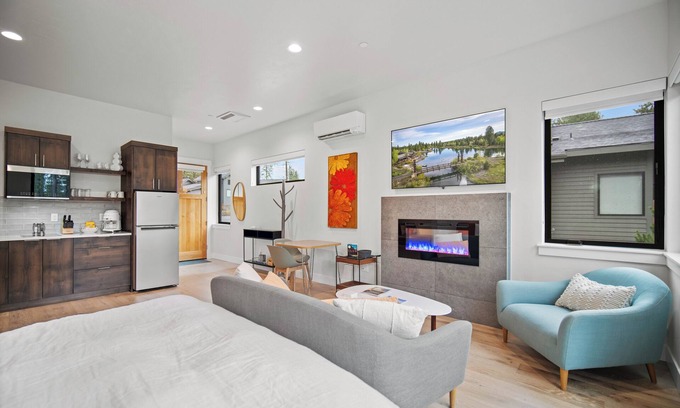 Sunriver Cabin | Pine View Studio with Fireplace & Terrace Retreat