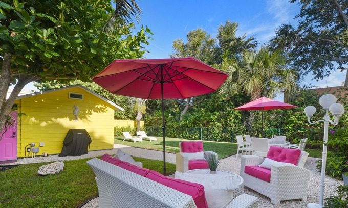 Parrot Cove Cottage | Pineapple Cottage- Historic Parrot Cove