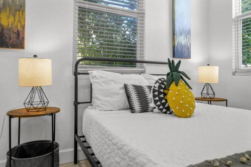 Gillespie Park Apartment | Pineapple Paradise #3 13 min to Beach Fire Pit