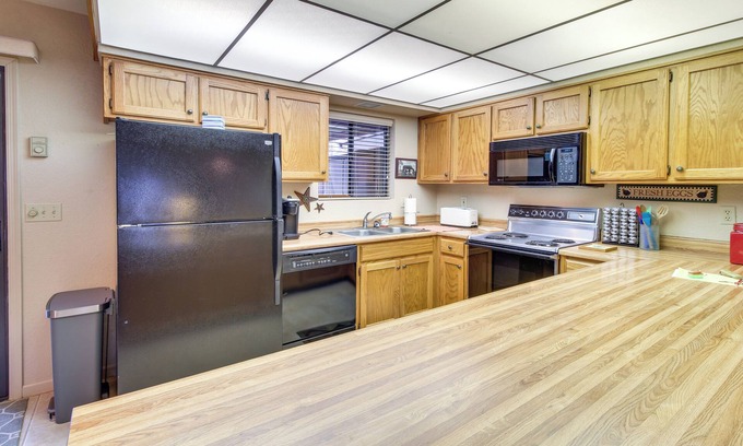 Pinetop House | Pinetop Townhome w/ Private Patio & Gas Grill