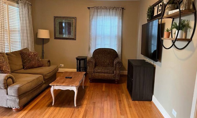 Oneonta House | Pink Door Charming 2-bedroom house with WiFi, AC in nice Oneonta, Close to Food