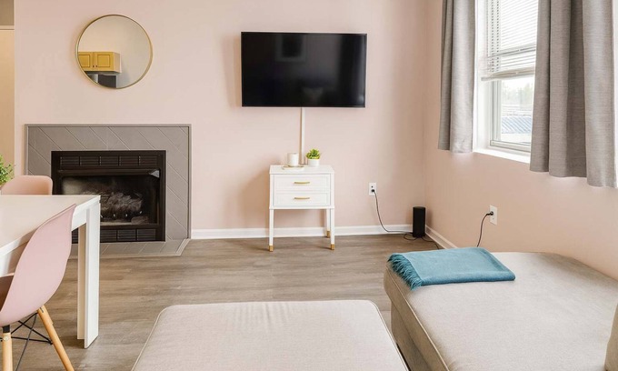 Downtown Cleveland Apartment | Pink playhouse sq near Progressive field & CSU
