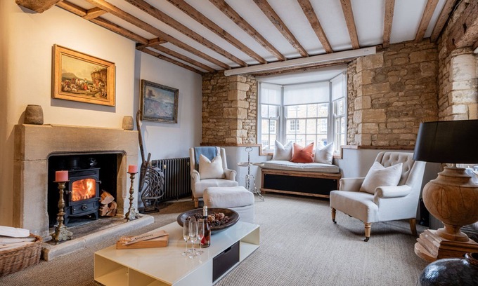 Chipping Campden House | Pinkney House - a cottage that sleeps 6 guests in 3 bedrooms