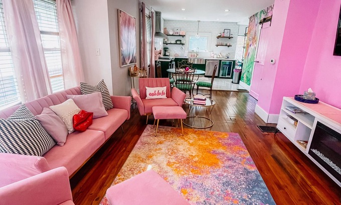 Altoona House | Pinky’s Cottage-central location,fullnKitchen, fun theme!