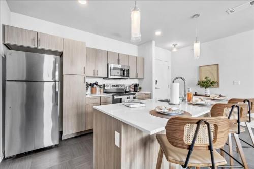 Rogers Apartment | Pinnacle Heights 1Bdrm 2nd flr Pool Fitness Center Yoga Studio Dog Spa