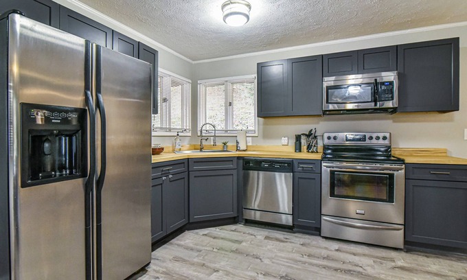 Skyland House | Pinners Compound- 4 BR hot tub fire pit