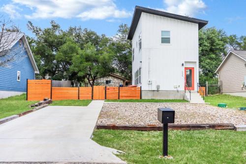 Canyon Lake House | Pitch Perfect