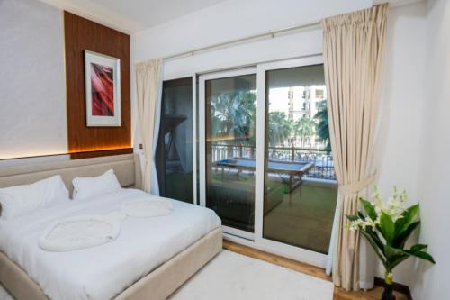 Palm Jumeirah Apartment | PJ- Luxury Palm Jumeirah Beachfront Apartment