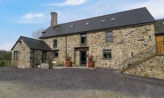 Abergele Cottage | PLAS GLAN YR AFON, family friendly, with hot tub in Llangernyw