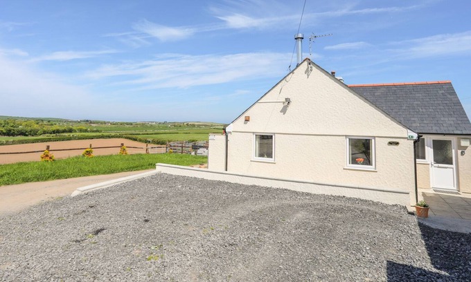 Llanddeusant Cottage | PLAS Y BRAIN UCHAF, pet friendly, with open fire in Cemaes Bay
