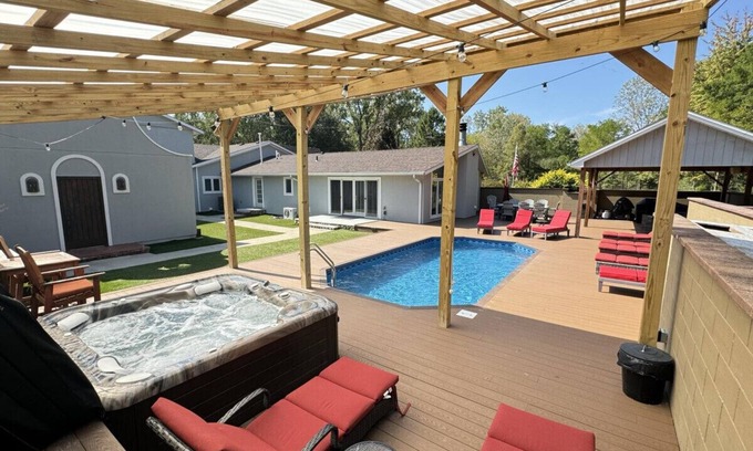 Three Oaks House | Play @ The Hideaway - hot tub, sauna, gymnasium