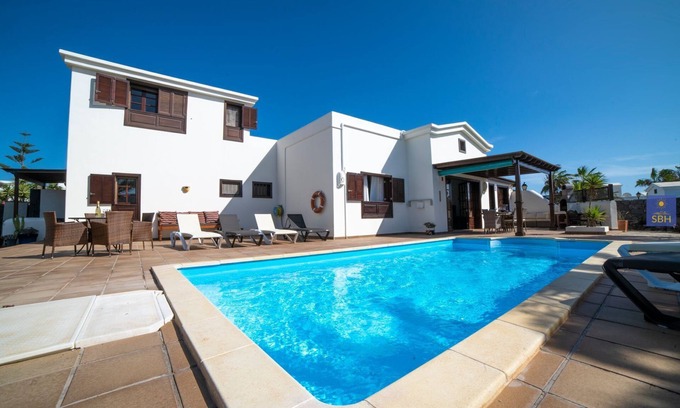 Montana Roja Villa | Playa Blanca Private Pool & Air Conditioning with separate Annexe available.