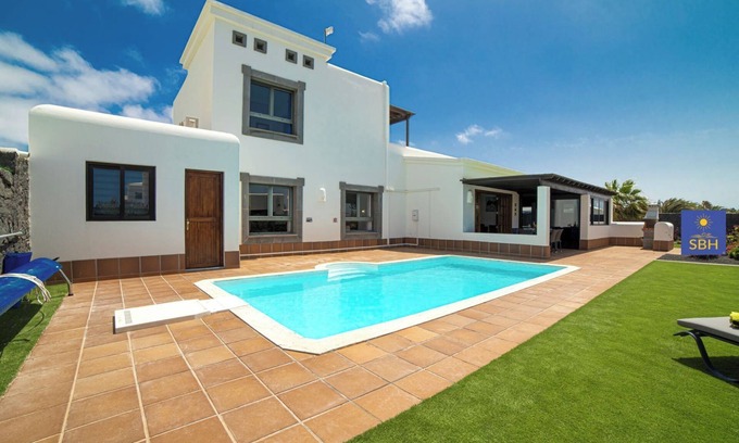 Montana Roja Villa | Playa Blanca, Private Pool, Air con & Hot tub