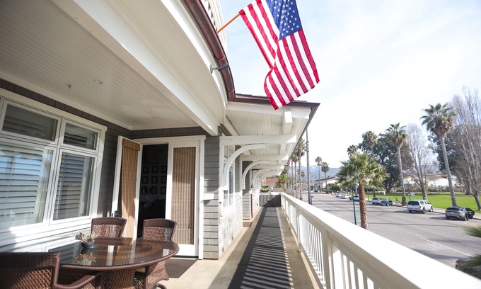 Carpinteria Apartment | Playa Penthouse with Ocean Views (3 Bed/3.5 Bath)
