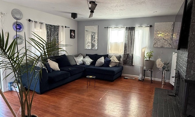 Princess Jeanne House | Pleasant 50s style 2/3 bedroom home with modern touch