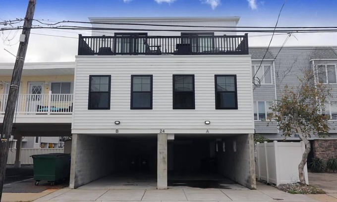 Margate City Apartment | Pleasant building with AC in Margate City GREAT OFFICE SPACE