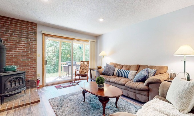 North Conway Condo | Pleasant dog-friendly condo with wood stove, gas grill, pool, & kitchen