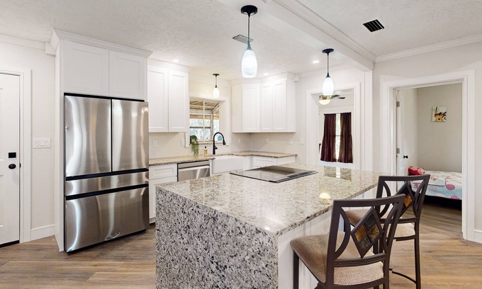 Parrish House | Pleasant Gulf Coast getaway with screened lanai & W/D - near golf & parks