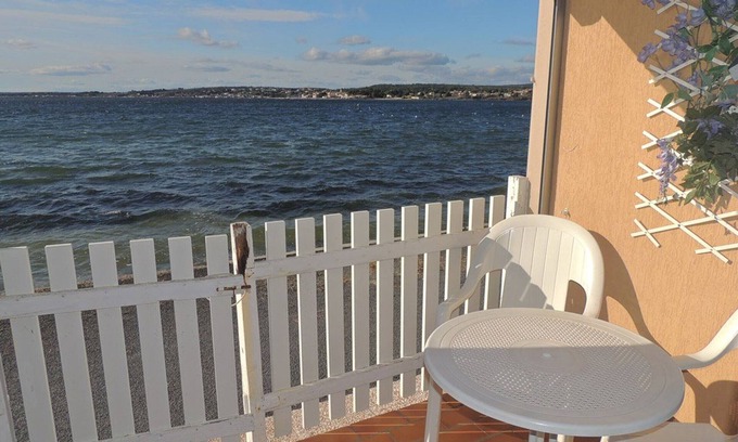 Balaruc-les-Bains Apartment | Pleasant studio with loggia and pets allowed – Balaruc-les-Bains
