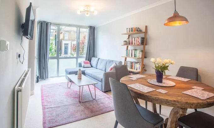 Shepherd's Bush Apartment | Please only book through Airbnb