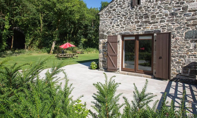 Tavistock House | Plush Holiday Home in Tavistock with Garden near Swim Centre