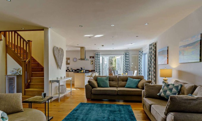 Bishopston House | Pobbles in the beautiful Swansea