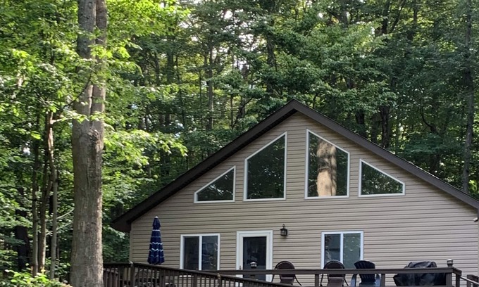 Gouldsboro Ski Chalet | Pocono Cabin Big Bass Lake Canoe ,Kayak included walk to docks from house
