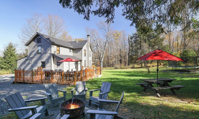 Newfoundland Other | Pocono Family Farmhouse w/king bed and game room!