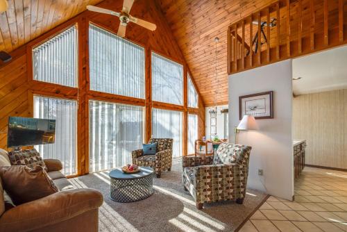 Aquashicola House | Poconos Cabin on 3 Acres - 5 Mi to Blue Mountain!