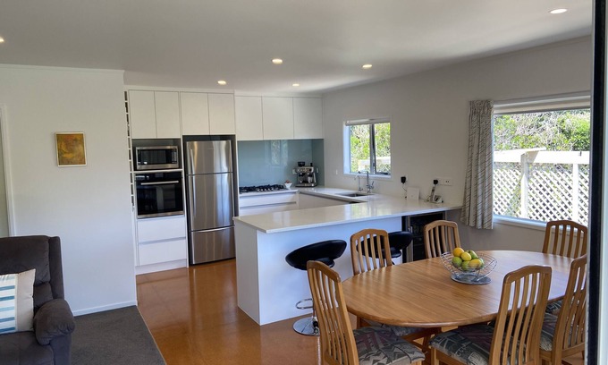 Cable Bay House | Pohutukawa Retreat - Cable Bay