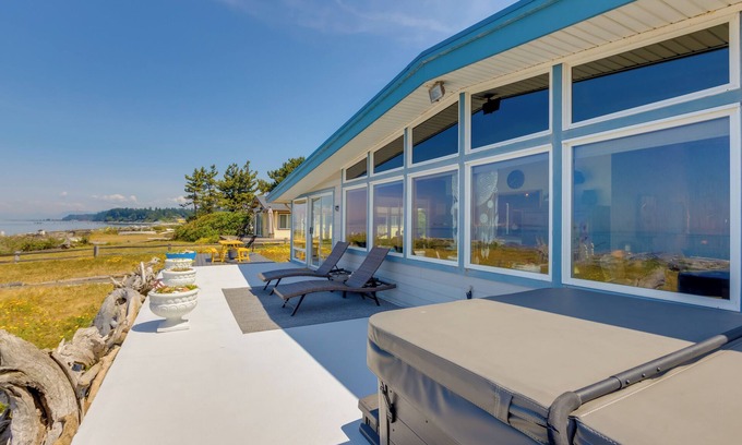 Point Roberts Cottage | Point Roberts Cottage w/ Ocean Views + Hot Tub!