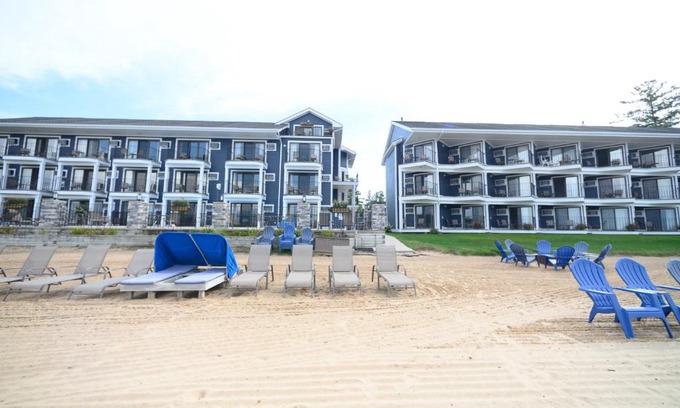 Traverse City Hotel | Pointes North Beachfront Resort Hotel
