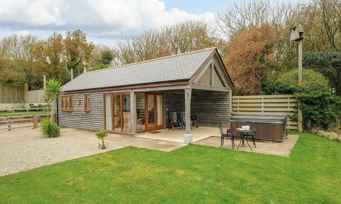 Cury Cottage | POL GLAS CABIN, pet friendly, country holiday cottage in Mullion