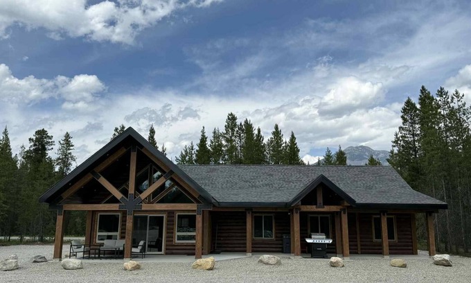 Valemount House | Polar Den Cabin - Pet Friendly!