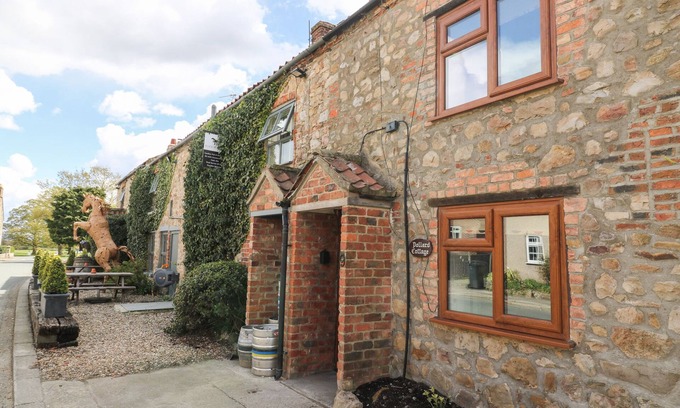 Kirkby Fleetham Cottage | POLLARD COTTAGE, pet friendly, with open fire in Northallerton