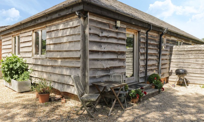 New Forest District Cottage | POND VIEW, pet friendly, with a garden in Rockbourne